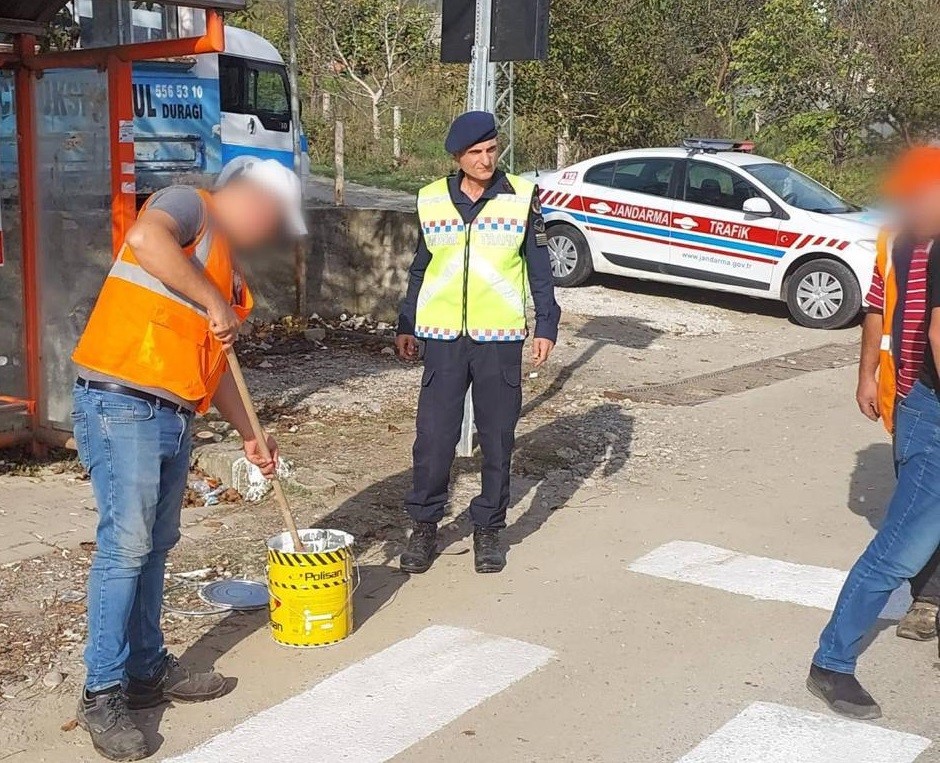 Devrek&rsquo;te g&uuml;venli ge&ccedil;iş yolları boyandı
