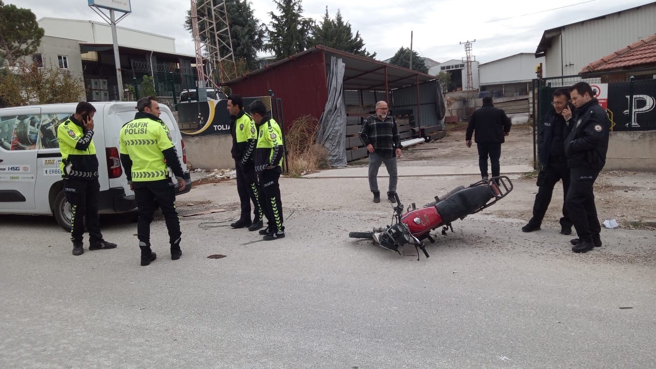 Burdur’da motosikleti ile yol kenarındaki kamyonete çarpan sürücü yaralandı
