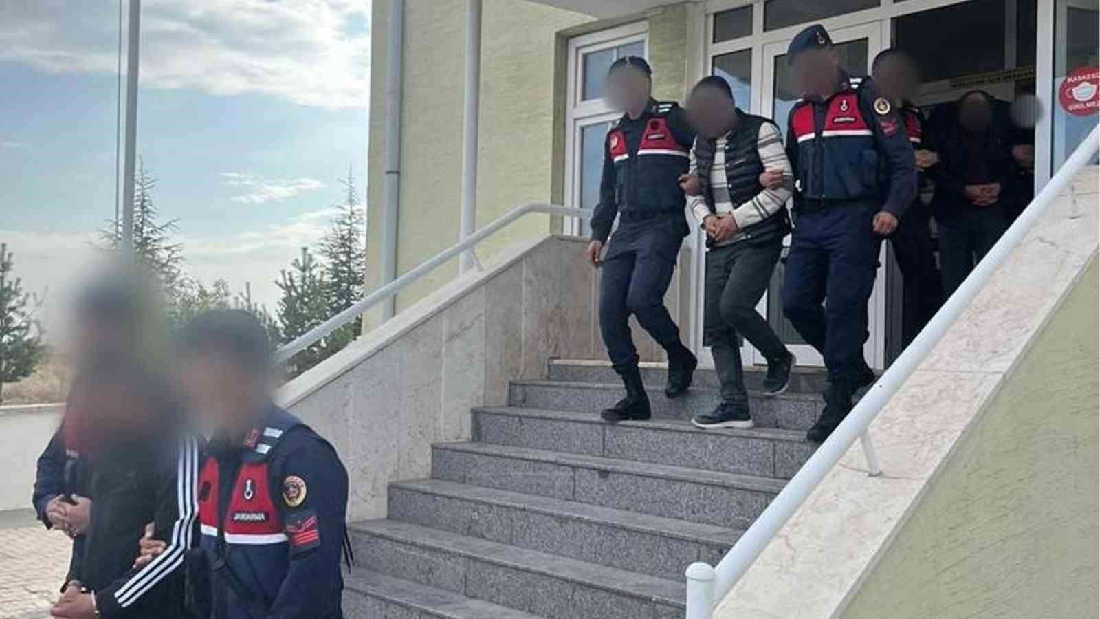 Jandarmadan aranan şahıslara y&ouml;nelik operasyon: 3&rsquo;&uuml; tutuklandı, 2&rsquo;si g&ouml;zaltında
