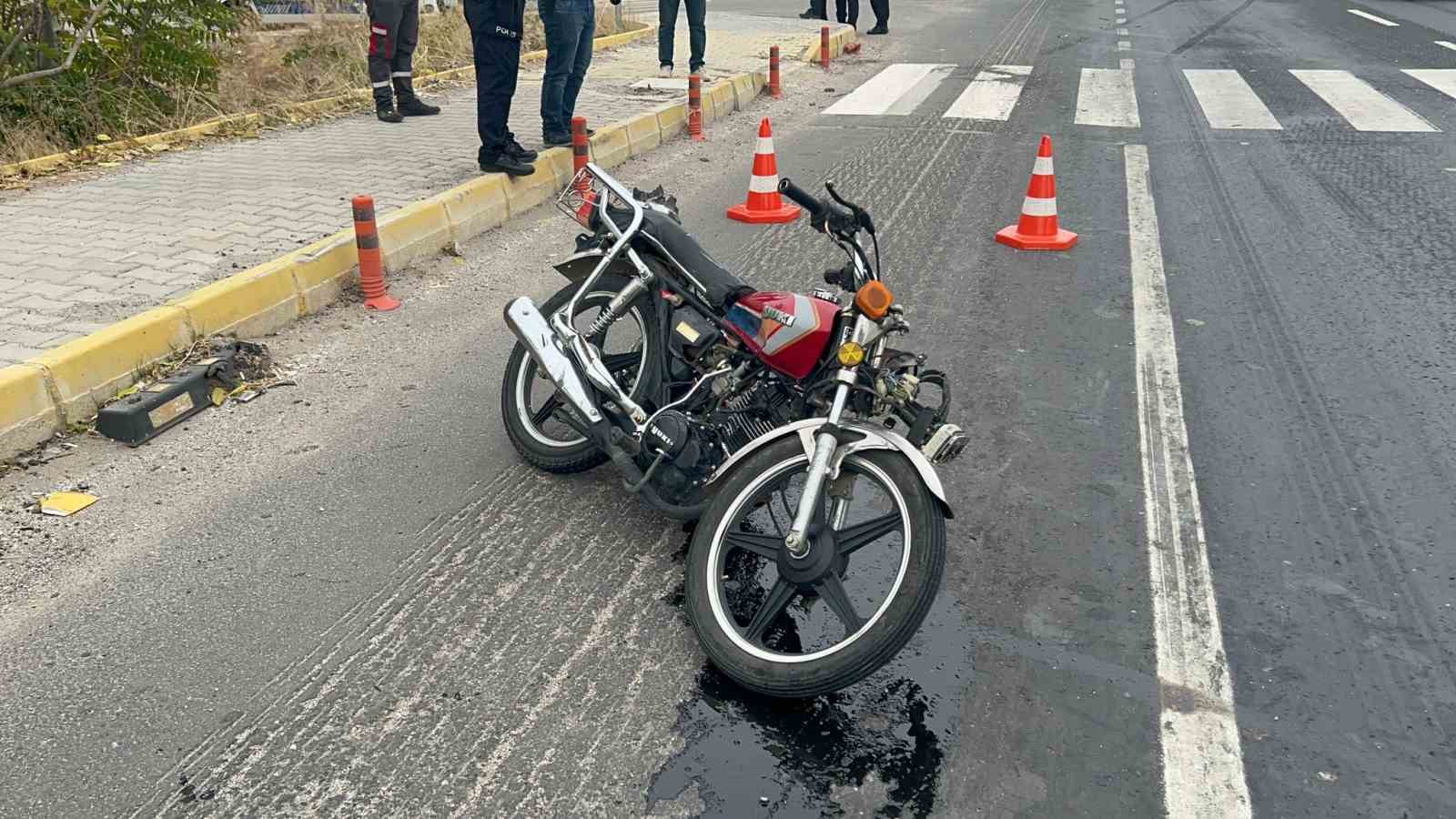 Aksaray&rsquo;da otomobil ile motosiklet &ccedil;arpıştı: 2 yaralı
