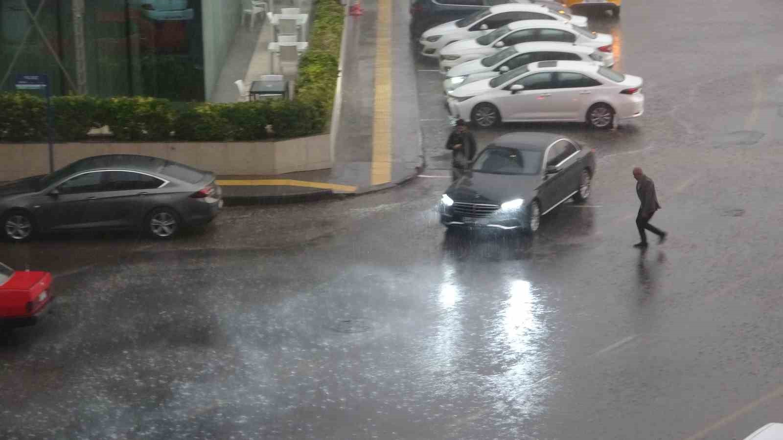 Meteoroloji uyardı, Diyarbakır&rsquo;da sağanak yağış etkili oldu
