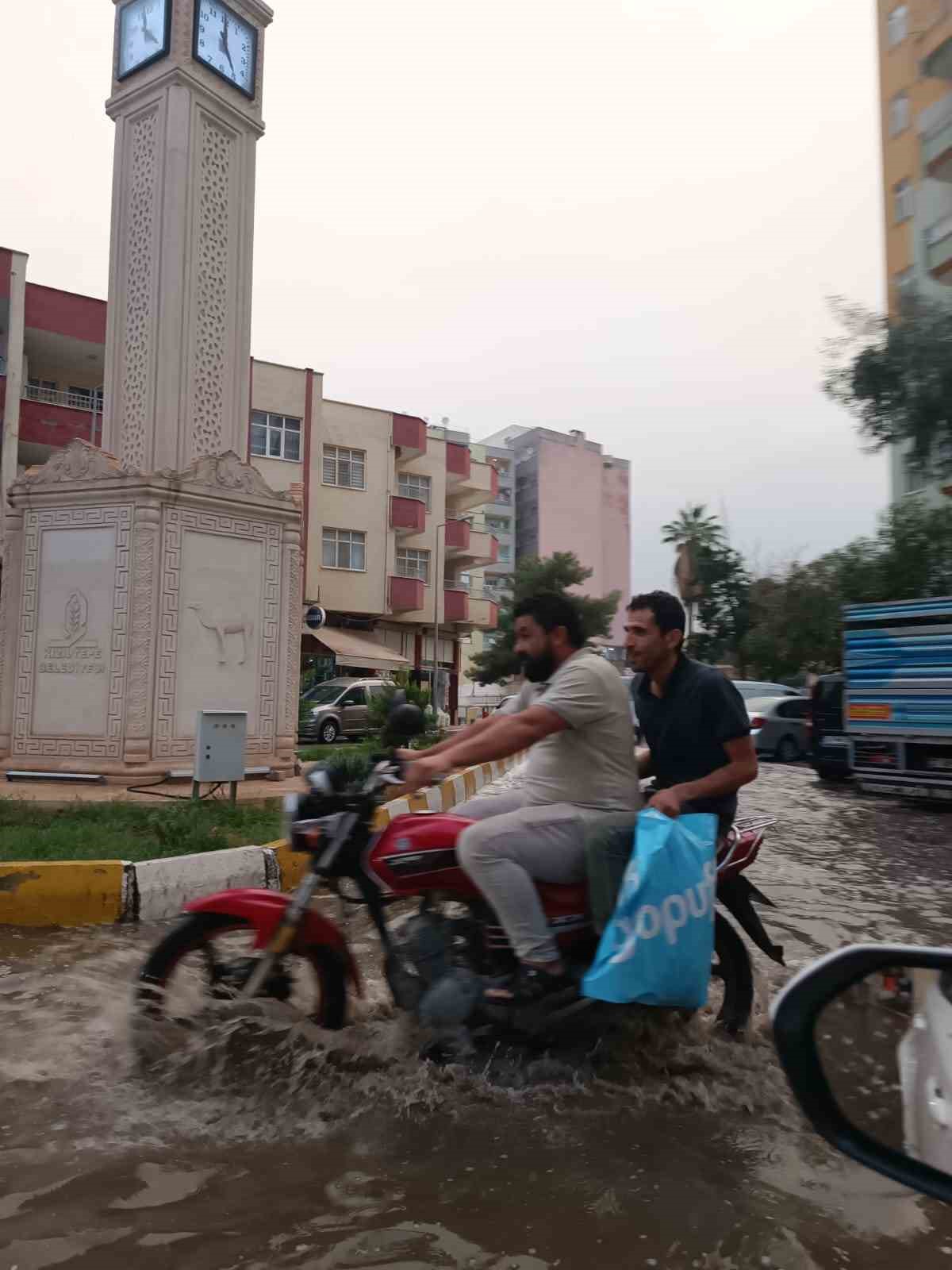 Kızıltepe&rsquo;de sağanak yağış yolları g&ouml;le &ccedil;evirdi
