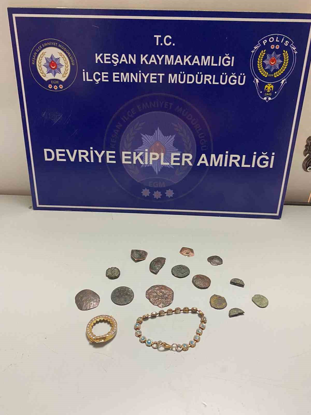 Keşan&rsquo;da aranan ş&uuml;pheli tarihi eserlerle yakalandı
