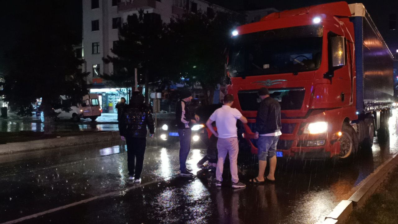 Trafik ışıklarında duramayan tır, minibüse çarptı
