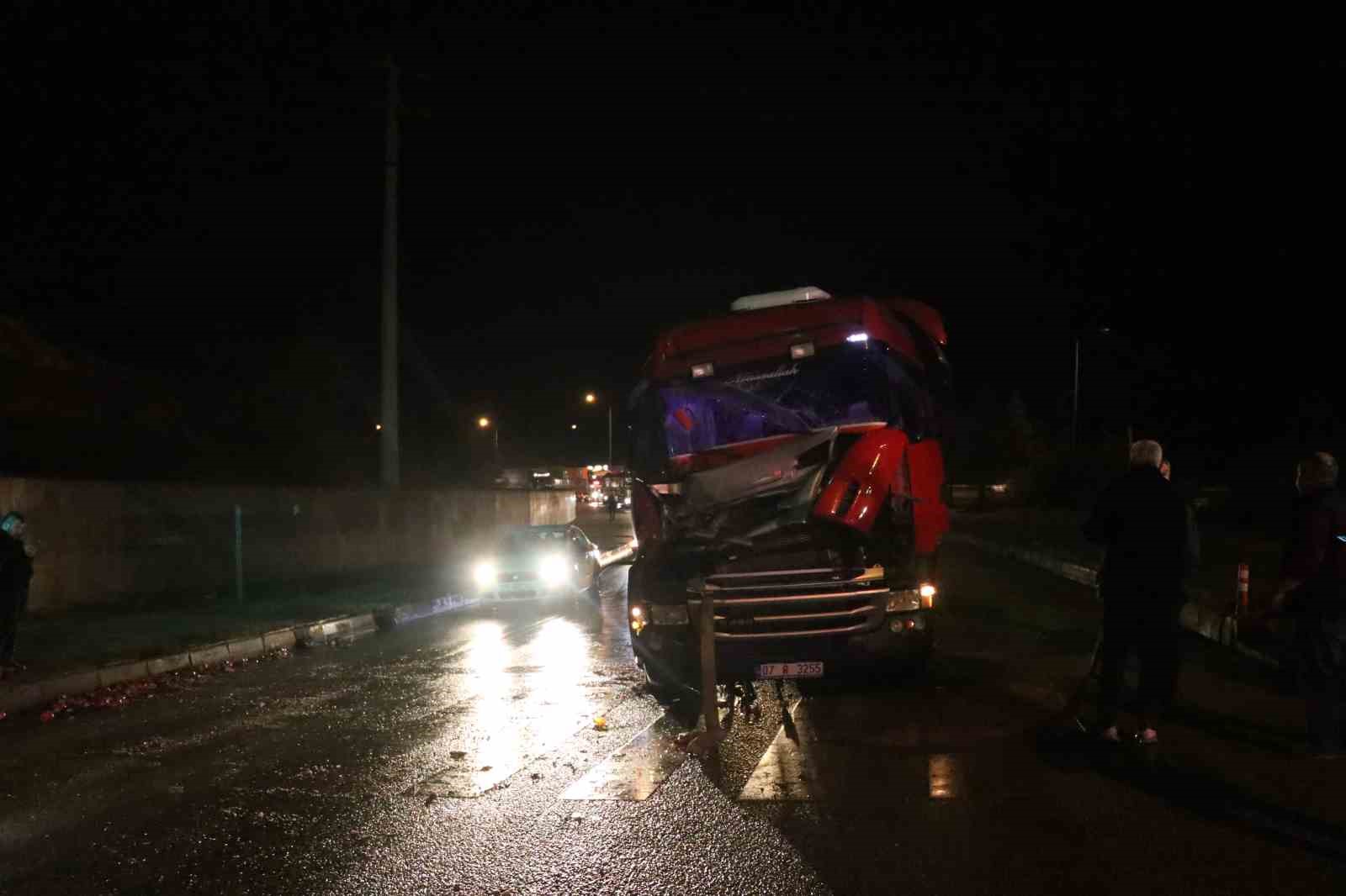 Kırmızı ışıkta duramayan tır, otobüs ve kamyona çarptı: Antalya-Burdur karayolu kısmen kapatıldı