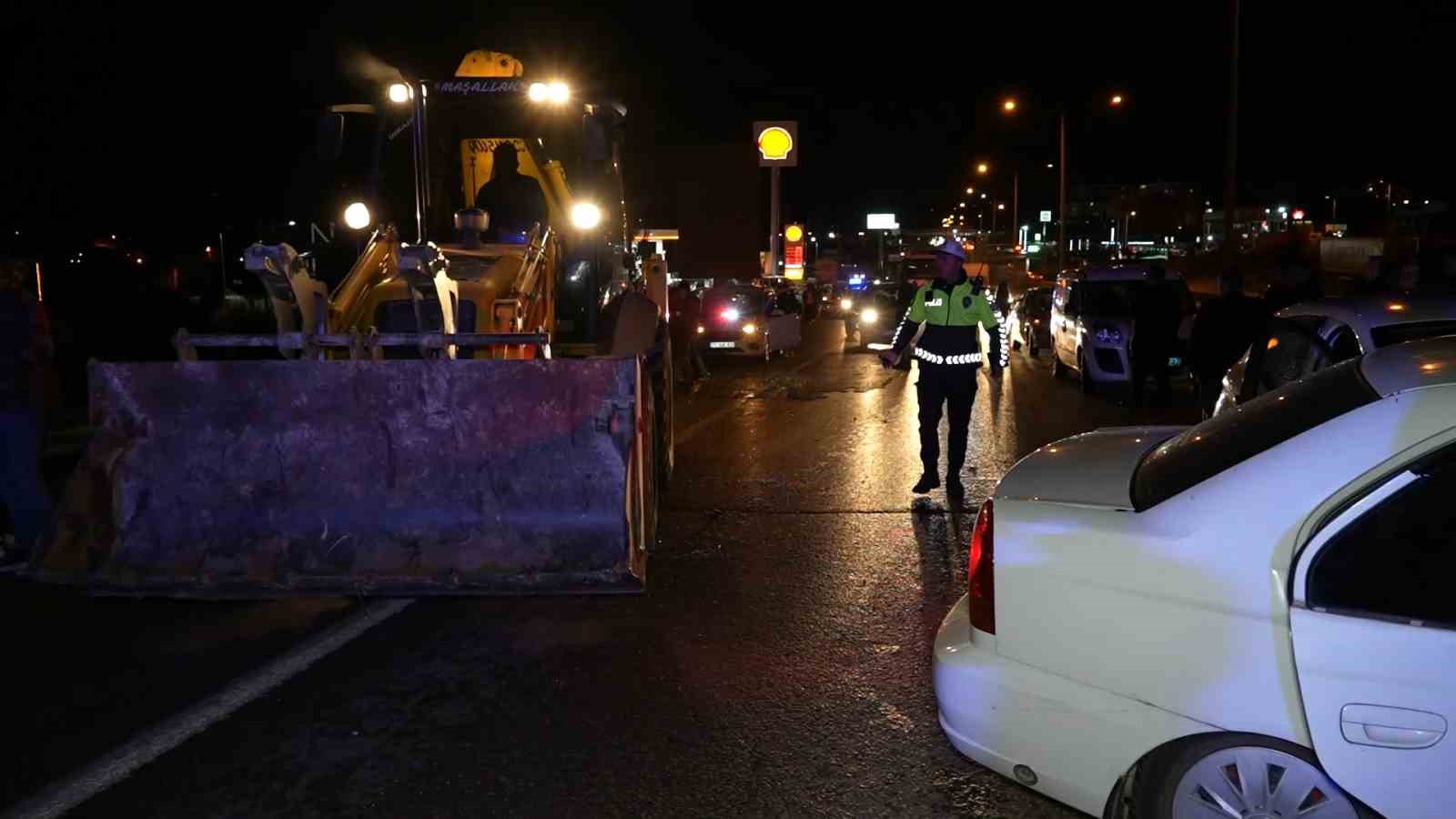 Kepçe ile 2 otomobilin karıştığı kazada araçlar hurdaya döndü: 4 yaralı