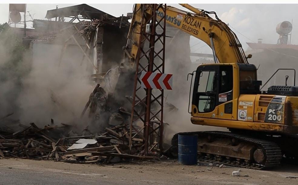 Kozan’da depremde zarar gören evler yıkılıyor
