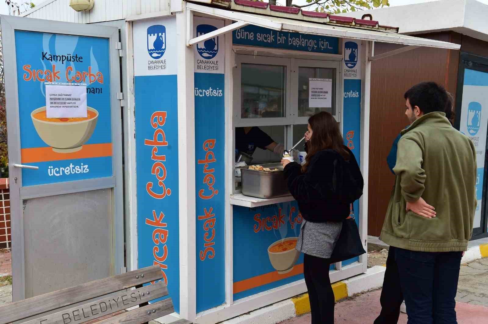 &Ccedil;anakkale&rsquo;de &ouml;ğrencilere sıcak &ccedil;orba ikramları başladı
