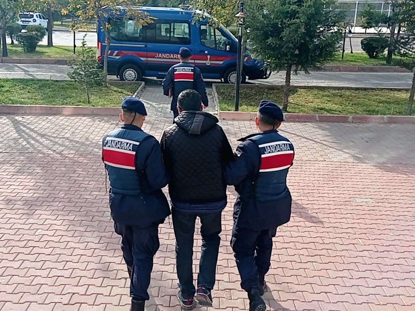 Ara&ccedil;taki uyuşturucuyu jandarma narkotik k&ouml;peği buldu
