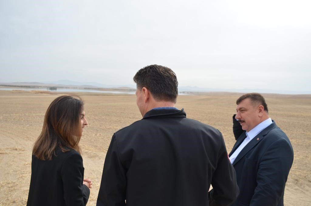 Beylikova&rsquo;nın kadın Kaymakamı Eroğlu trakt&ouml;r başına ge&ccedil;ti 4 milyon metrekare tarım arazisine hububat ekimi başladı
