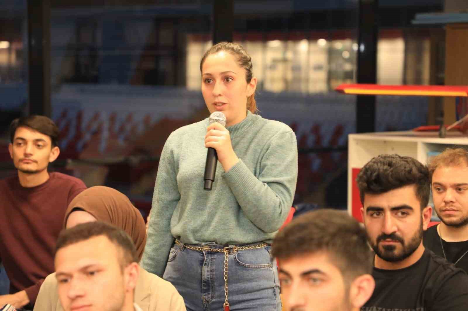 Protokol &ouml;ğrencileri dinledi
