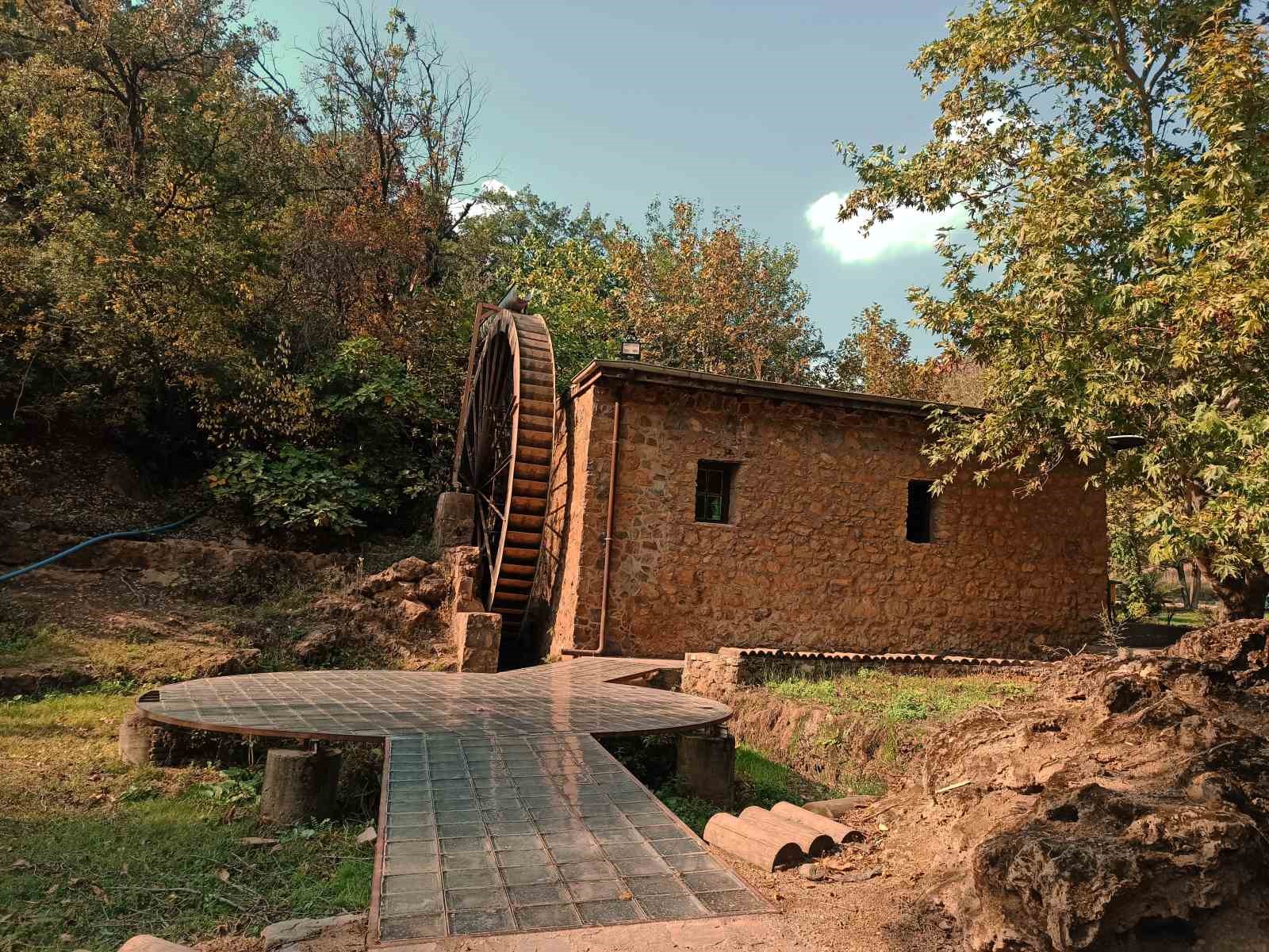 Doğa harikası ’su değirmeni’ kartpostallık görüntüler oluşturdu