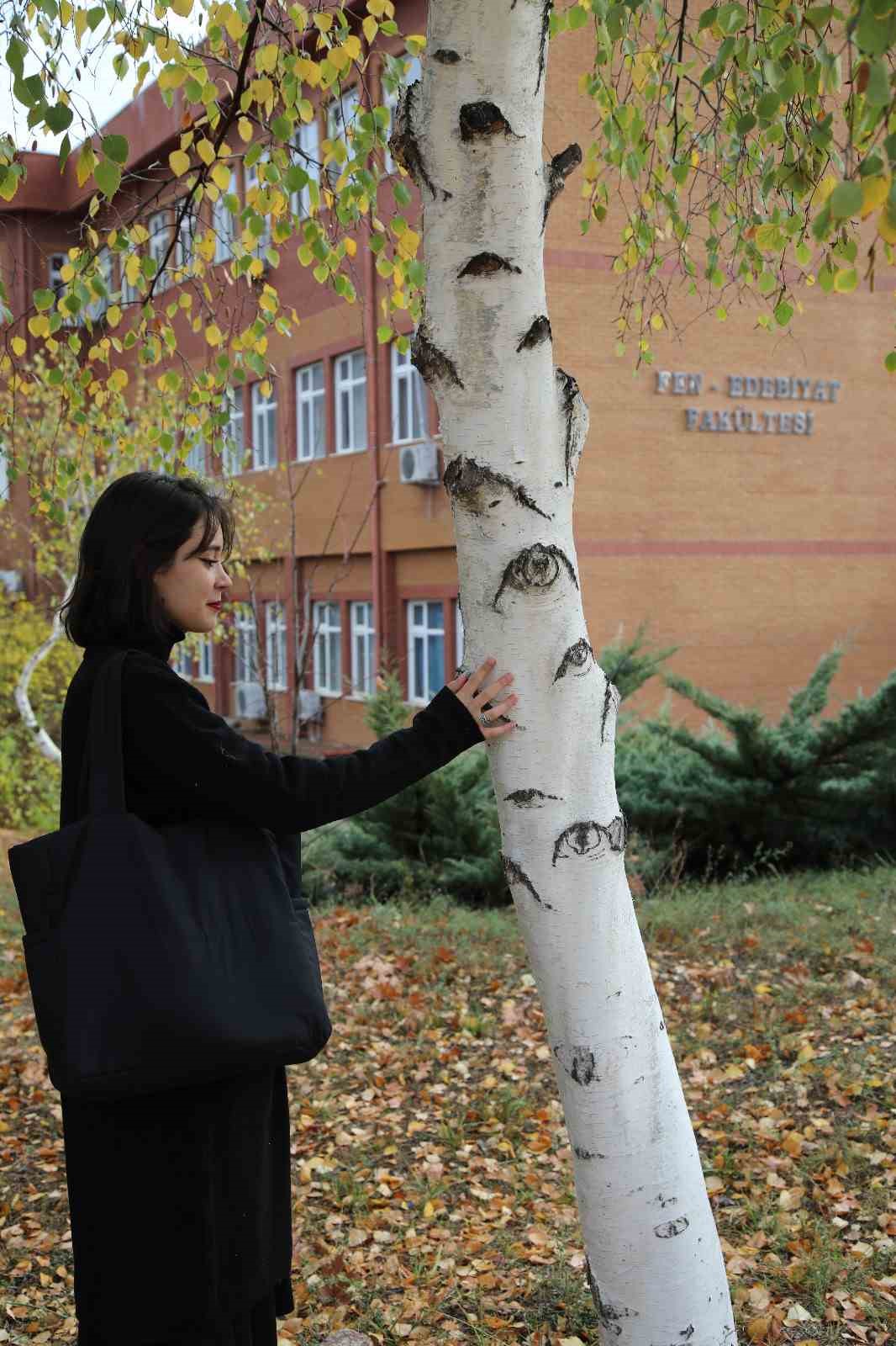 TOG&Uuml;&rsquo;de g&ouml;zleri olan ağa&ccedil; sosyal medya da ilgi odağı oldu
