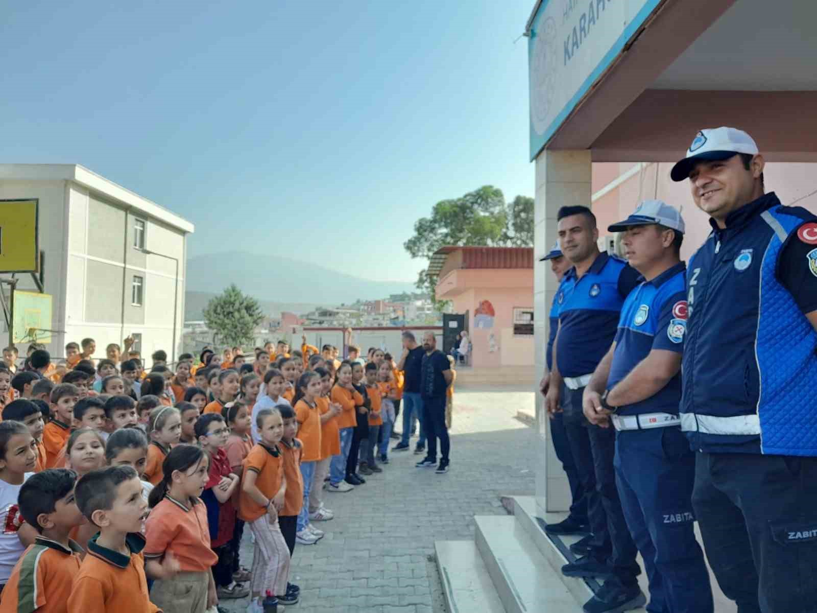 Minik öğrencilere itfaiye mesleği tanıtımı yapıldı