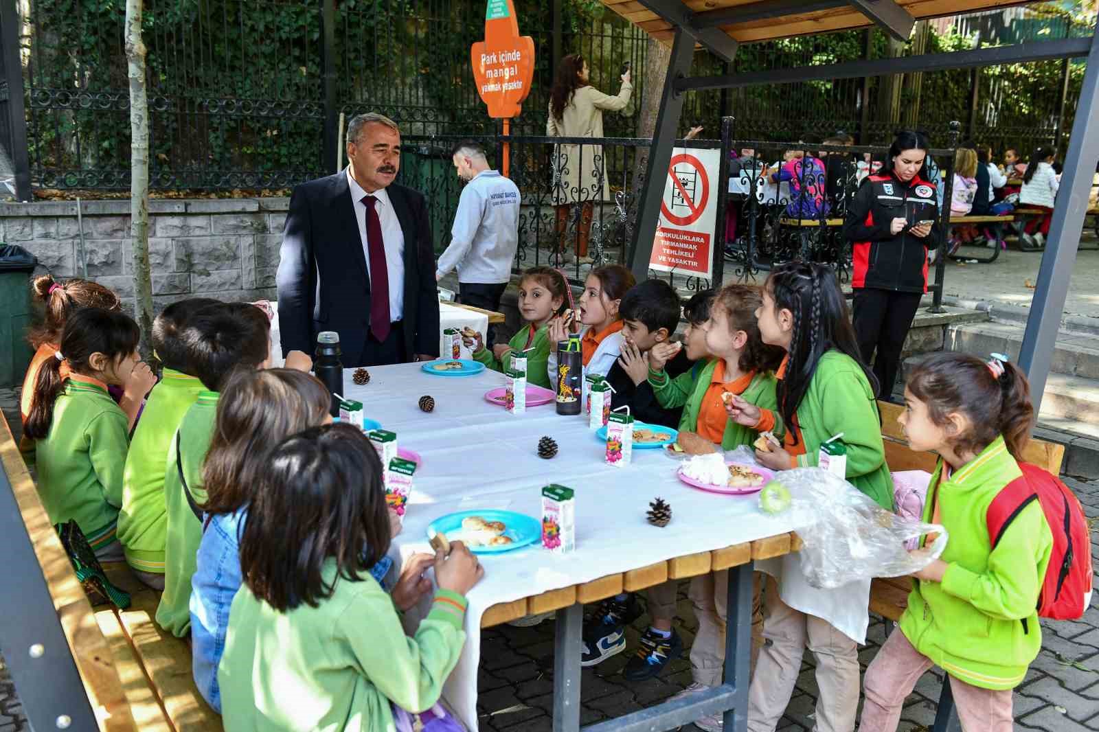 Ke&ccedil;i&ouml;ren Evcil Hayvanlar Parkı başkentli minikleri ağırlıyor
