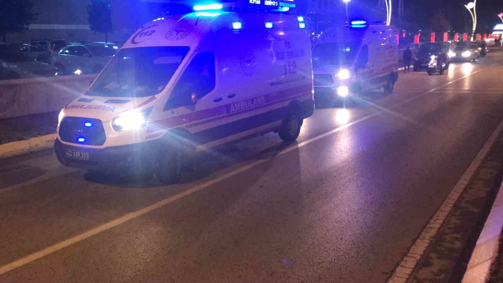 Edirne&rsquo;de motosiklet ile otomobil &ccedil;arpıştı: 2 yaralı
