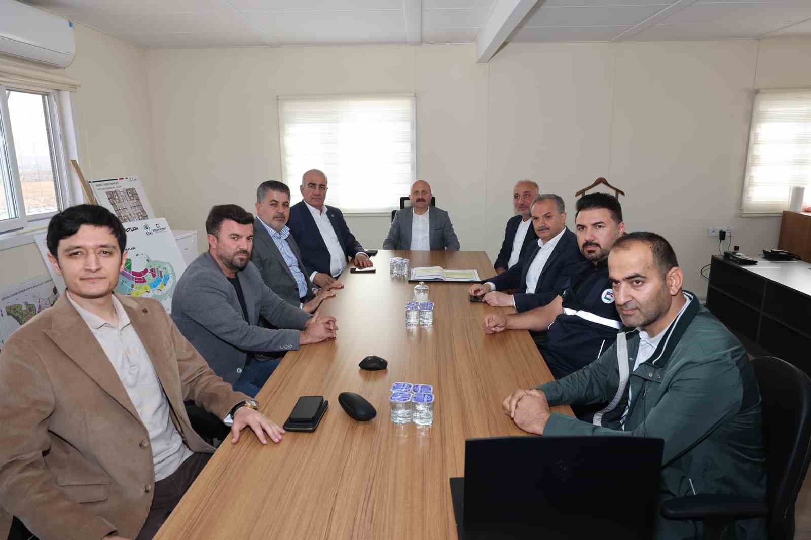 İl protokol&uuml; kalıcı deprem konutlarını inceledi
