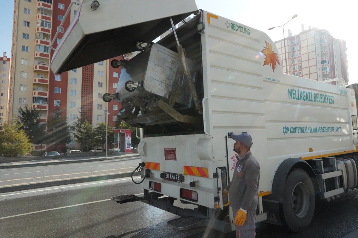 Bahçelievler’de belediye ve öğrenciler çöp topladı