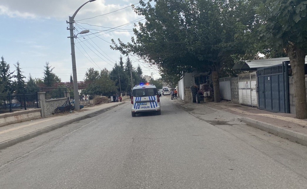 Hırsızlık şüphelisi 2 şahıs polisin takibinden kaçtı