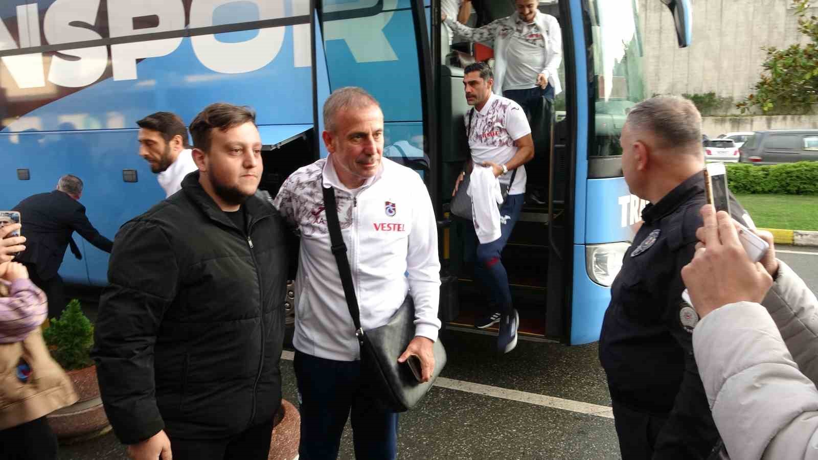 Trabzonspor, Fenerbahçe maçı için İstanbul’a gitti
