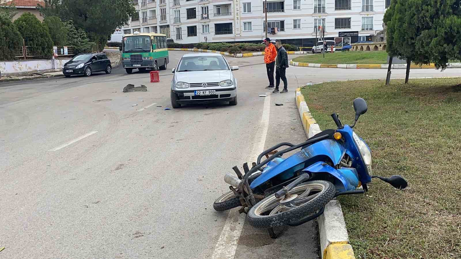 Uzunköprü’de motosiklet otomobile çarptı: 1 yaralı