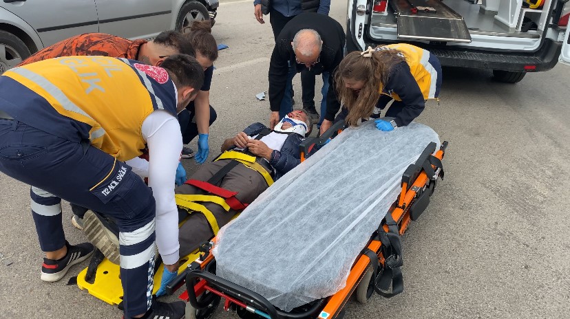 Uzunk&ouml;pr&uuml;&rsquo;de motosiklet otomobile &ccedil;arptı: 1 yaralı
