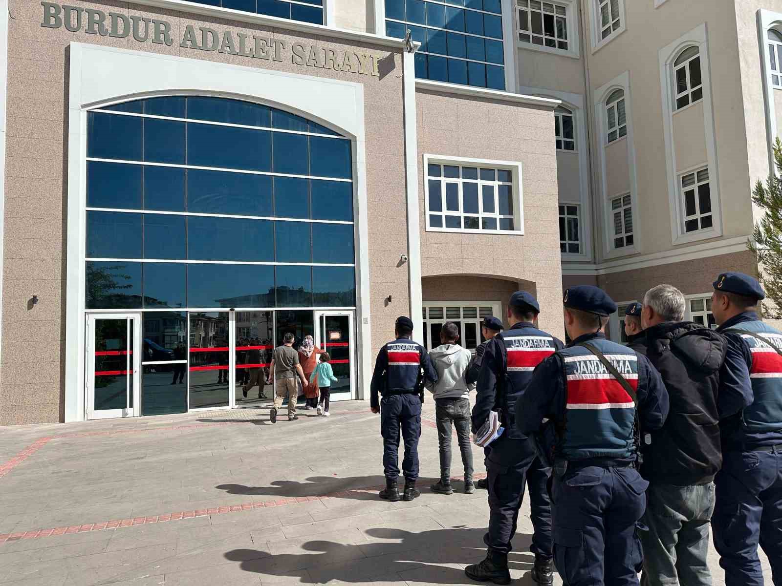 Burdur&rsquo;da jandarma ekiplerinin genel asayiş &ccedil;alışmasında 31 ş&uuml;pheli tutuklandı
