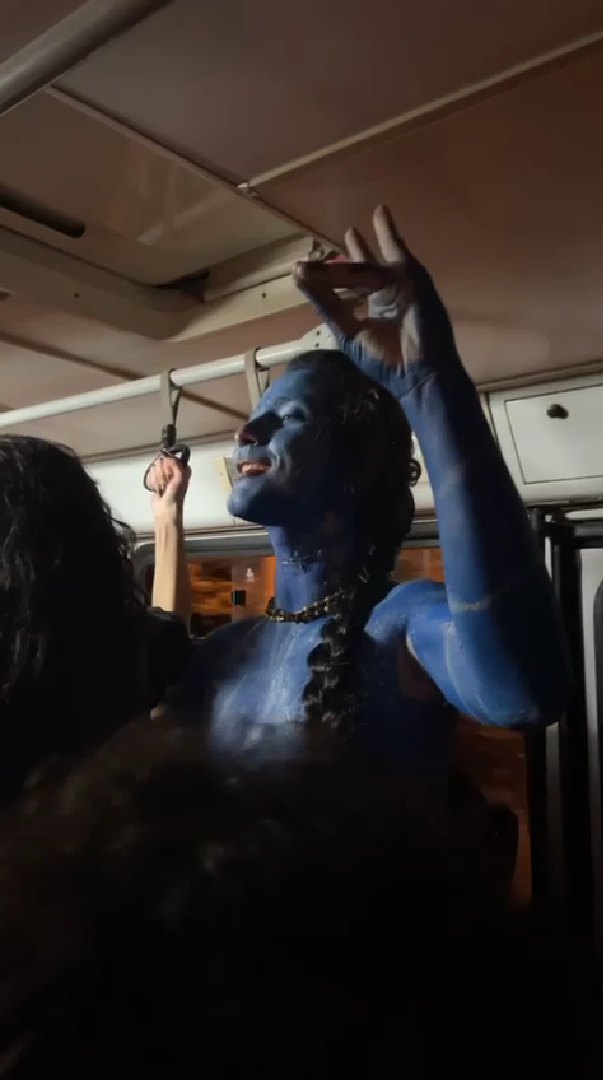 Otob&uuml;ste Avatar kost&uuml;m&uuml;yle İzmir Marşı s&ouml;yledi: "Amacım dalga ge&ccedil;mek değildi"
