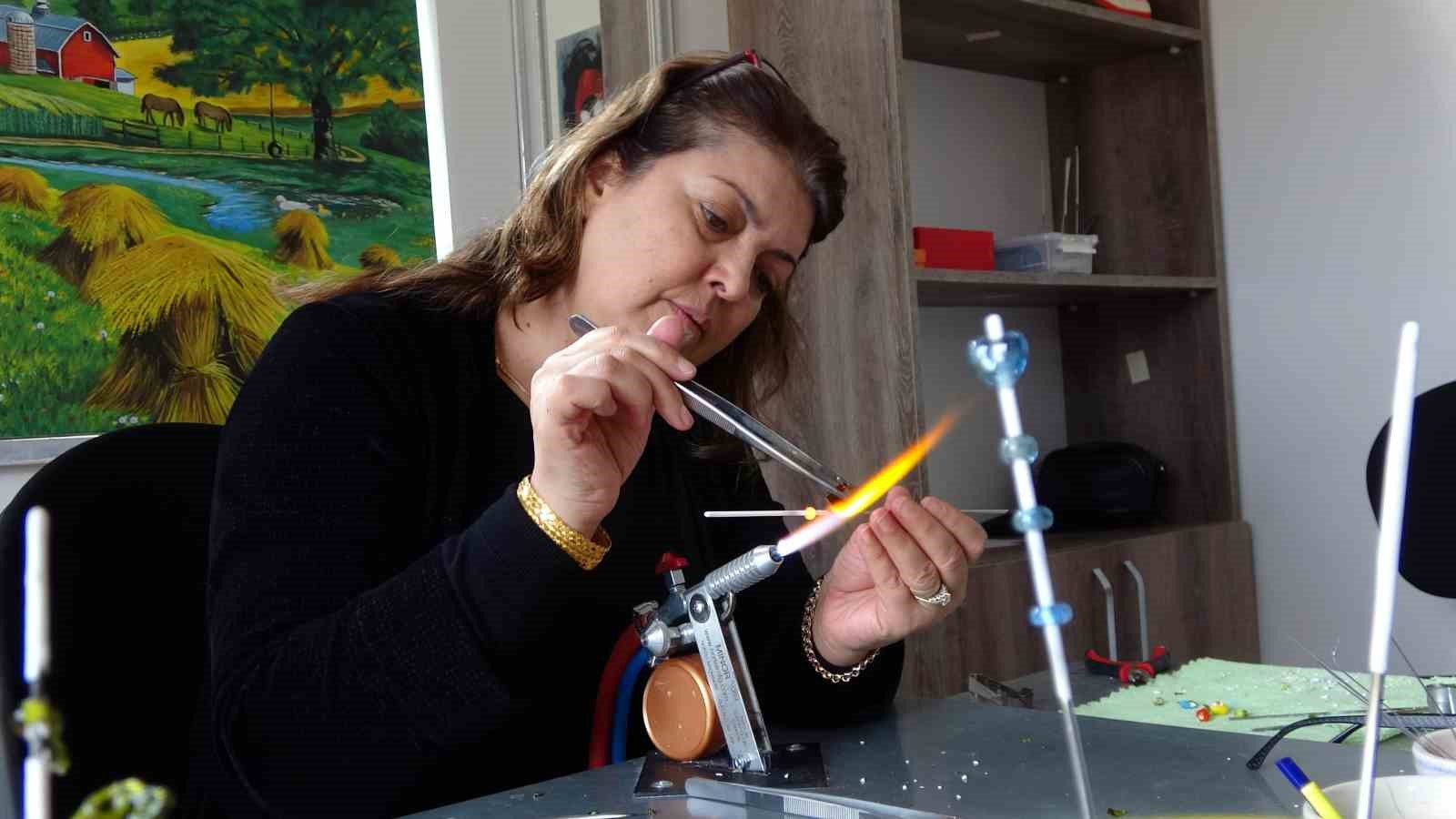 Atık cam şişeler, kadınların ellerinde sanat eserine d&ouml;n&uuml;ş&uuml;yor
