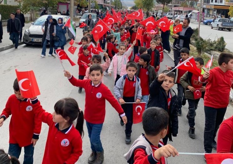 Üzümlü’de Filistin’e destek yürüyüşü düzenledi