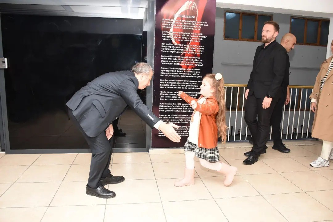 Emniyet M&uuml;d&uuml;r&uuml; Kurt&rsquo;tan k&uuml;&ccedil;&uuml;k Elif&rsquo; teşekk&uuml;r

