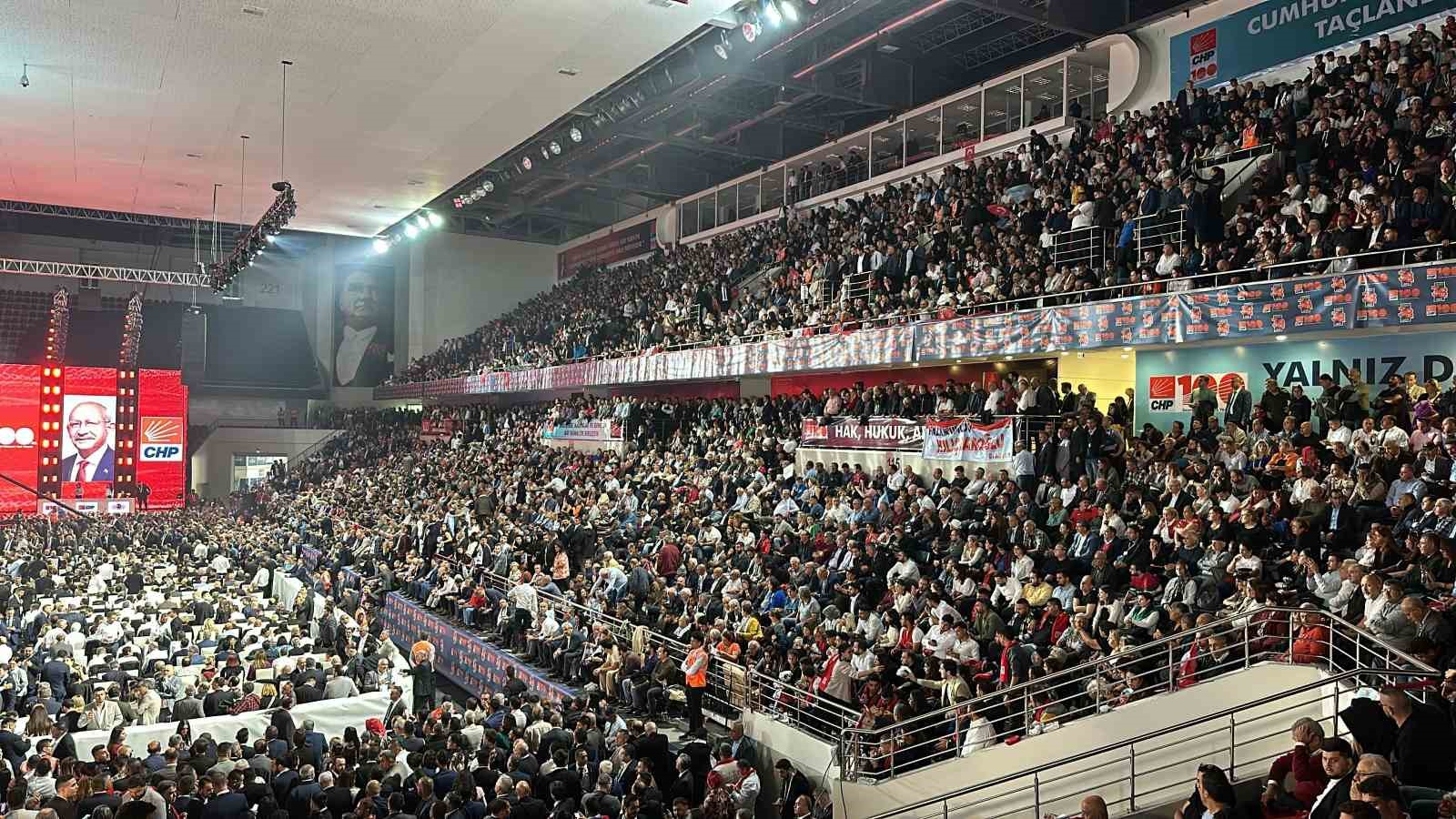 CHP 38. Olağan Kurultay’ında Kılıçdaroğlu ve Özel salona giriş yaptı