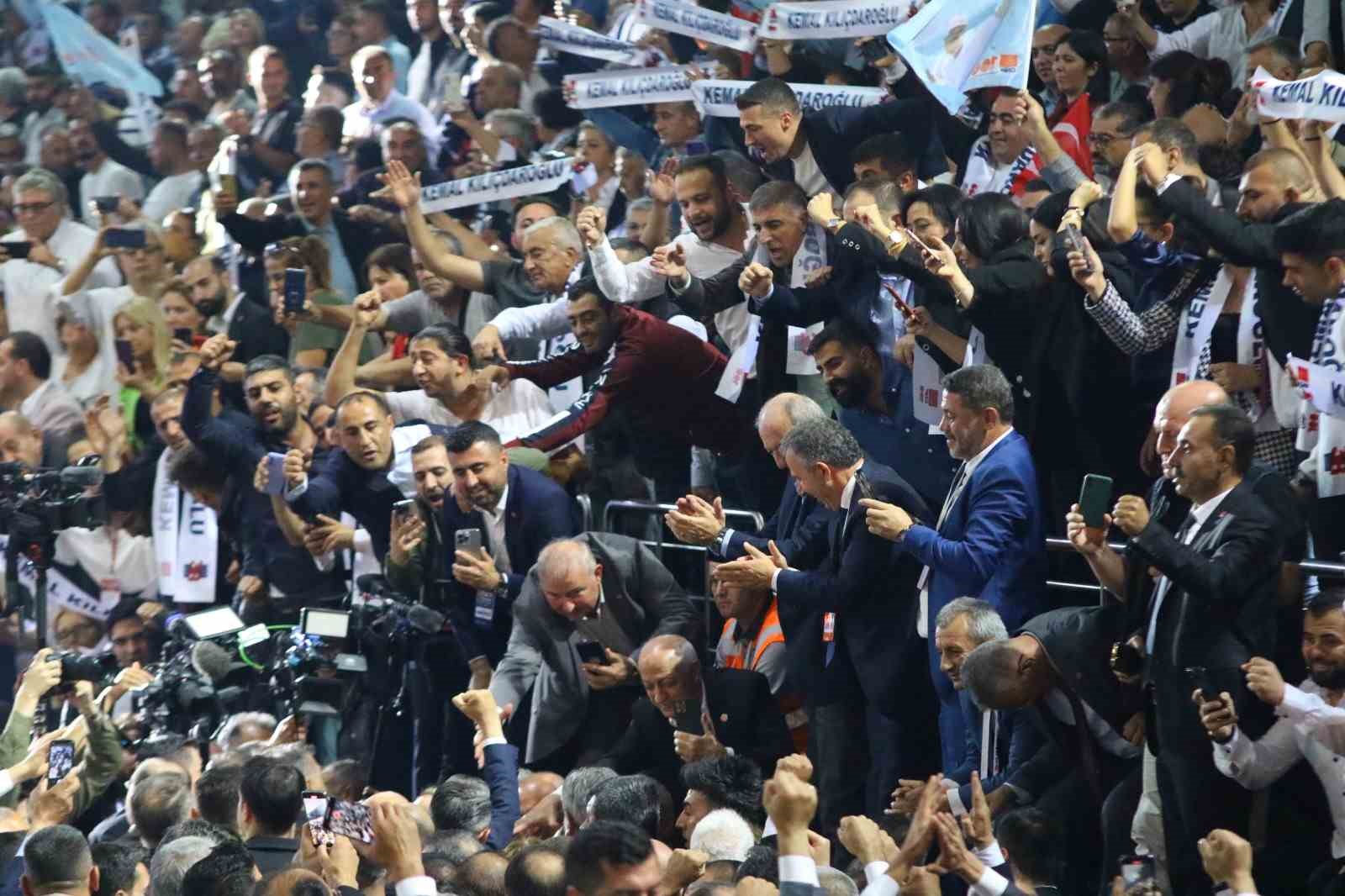 CHP 38. Olağan Kurultay&rsquo;ında Kılı&ccedil;daroğlu ve &Ouml;zel salona giriş yaptı
