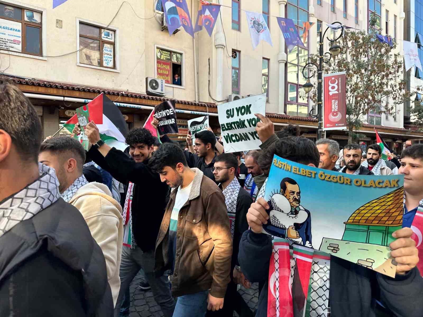 AK Partili gençler Diyarbakır’da Filistin için ’SayStop’ sloganıyla yürüdü