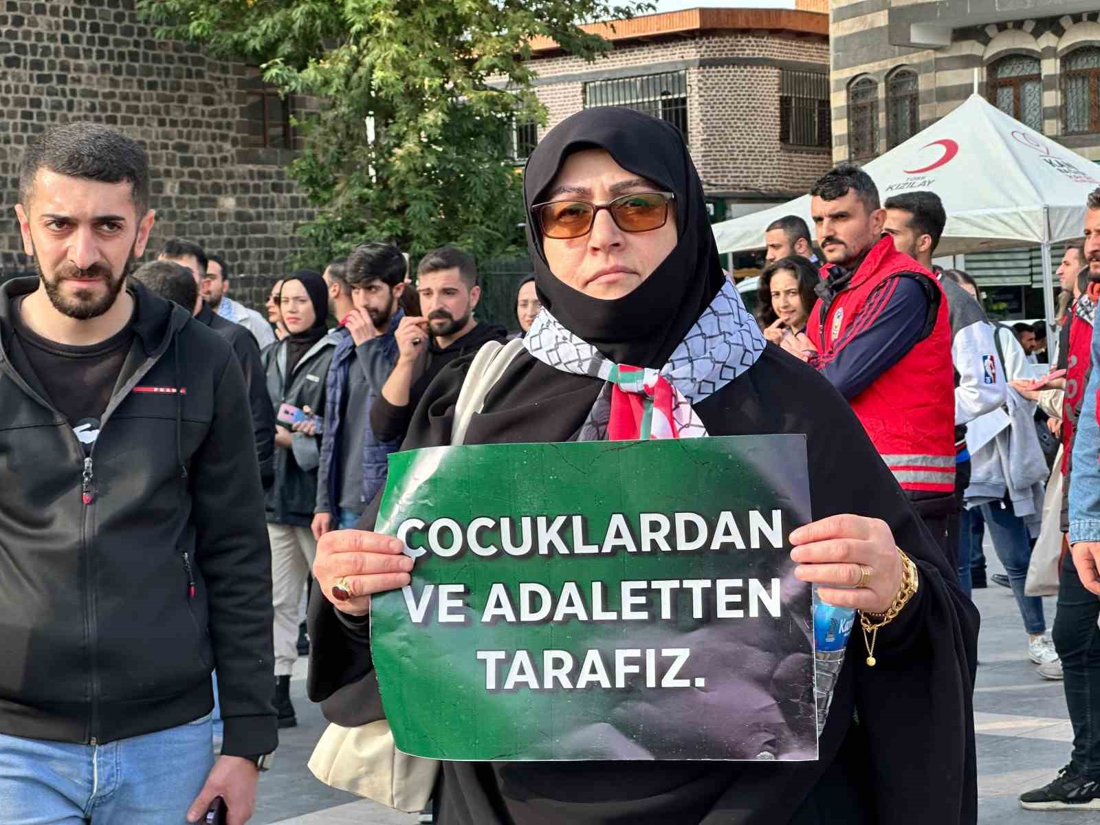 AK Partili gen&ccedil;ler Diyarbakır&rsquo;da Filistin i&ccedil;in &rsquo;SayStop&rsquo; sloganıyla y&uuml;r&uuml;d&uuml;
