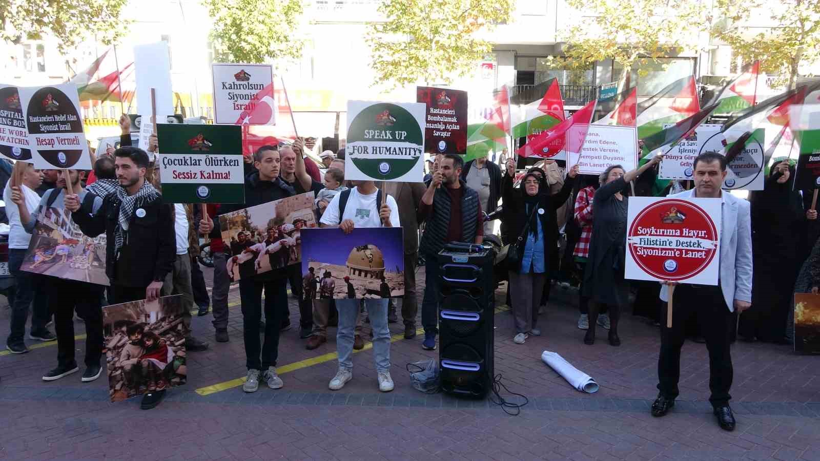 Isparta’da İsrail menşeili firmalar protesto edildi