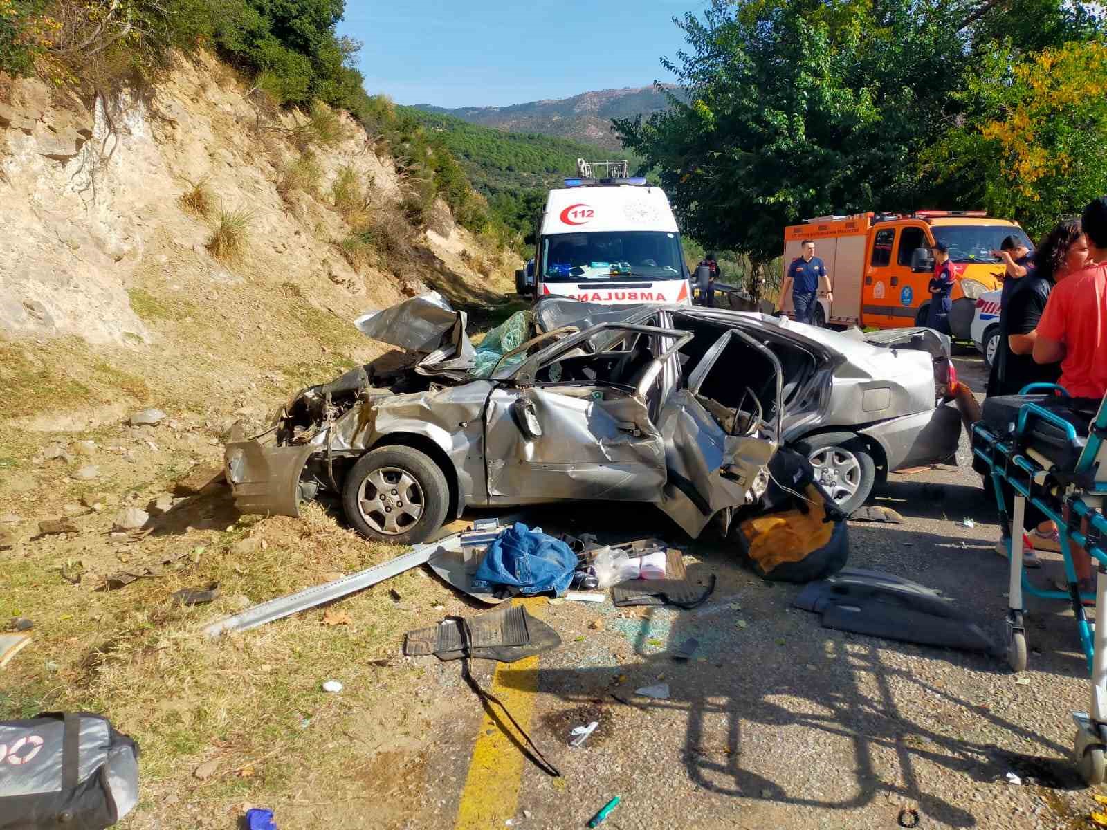 El freninin çekmeyi unutunca otomobil uçurumdan yuvarlandı: 1’i ağır 4 yaralı