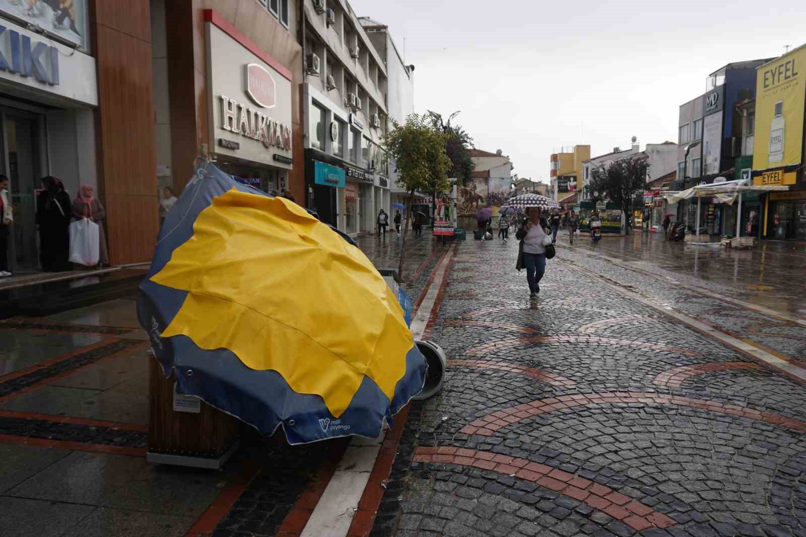 Edirne&rsquo;de fırtına ve sağanak hayatı olumsuz etkiledi 