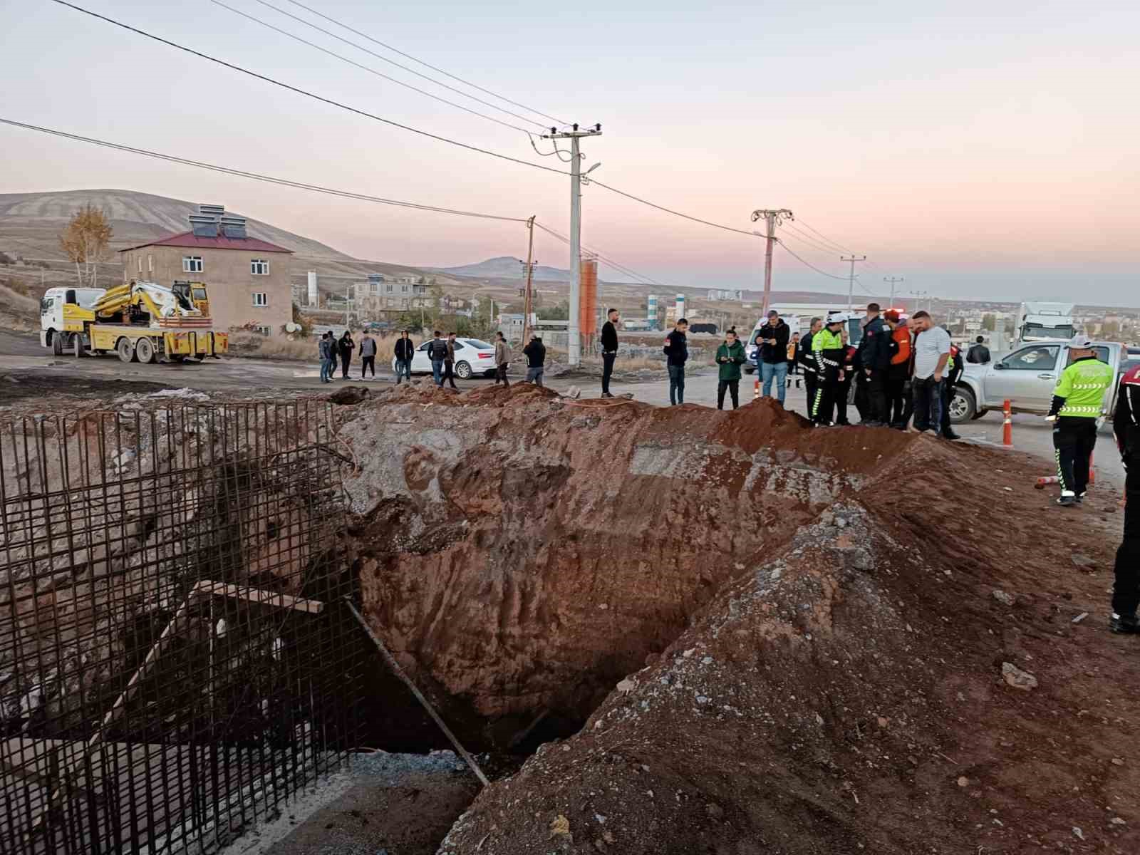 Trafiğe kapalı yola giren otomobil inşaat alanına d&uuml;şt&uuml;: 4 yaralı
