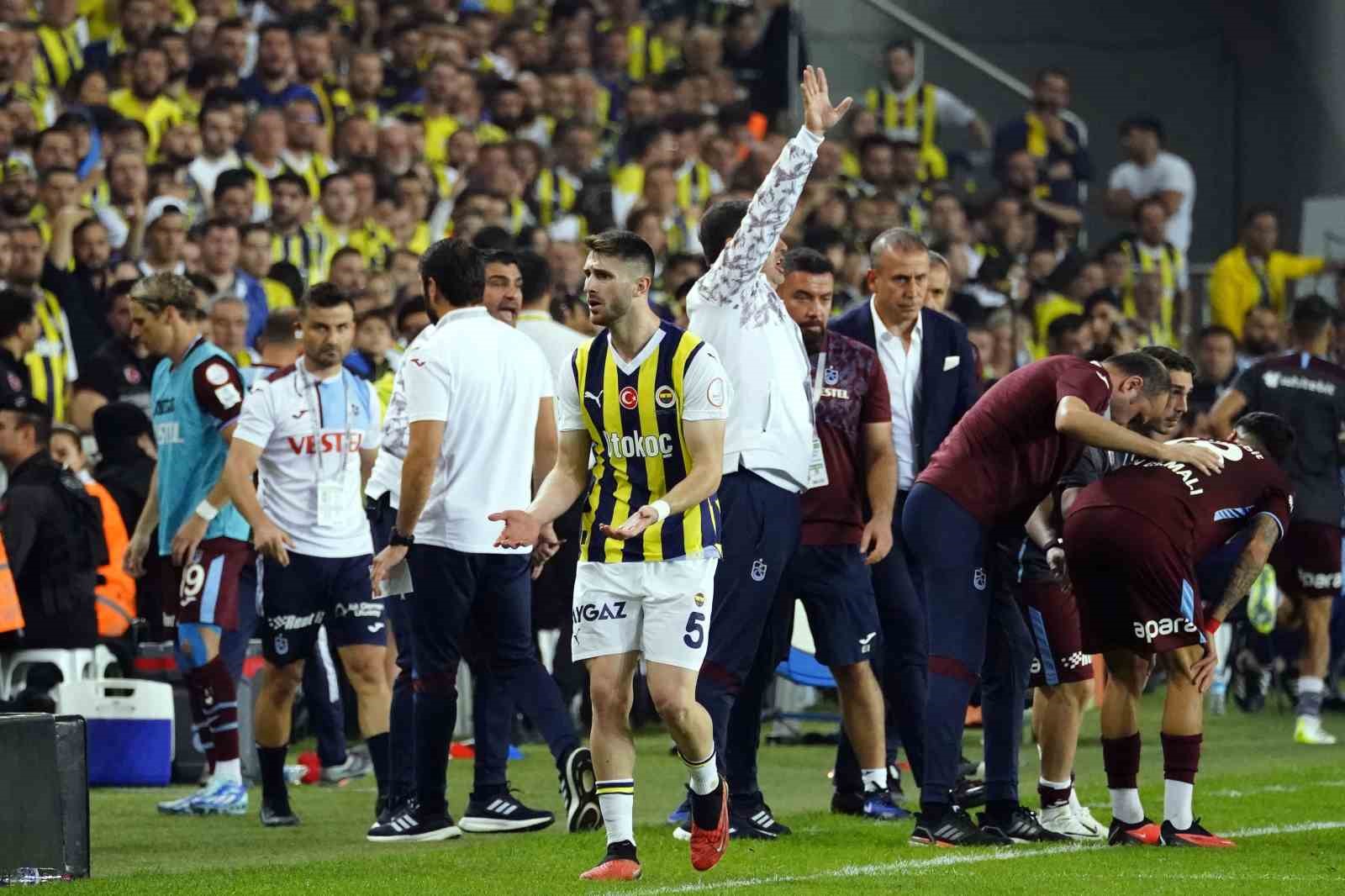 İsmail Y&uuml;ksek, bu sezon ikinci kez kırmızı kart g&ouml;rd&uuml; 