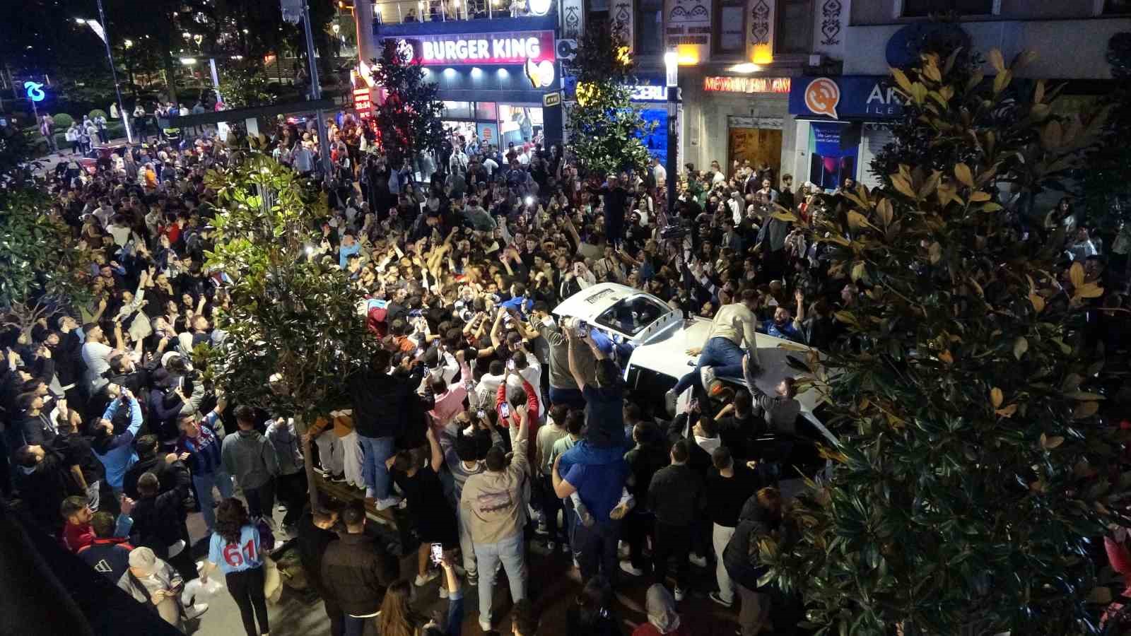 Trabzonsporlu taraftarlar, Fenerbah&ccedil;e galibiyetini kutladı
