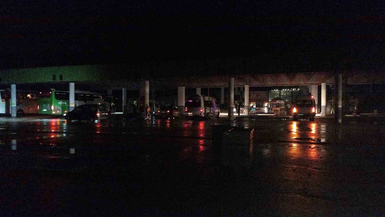 Sağanak elektrik kesintisine neden oldu, Edirne Otogarı karanlığa b&uuml;r&uuml;nd&uuml;
