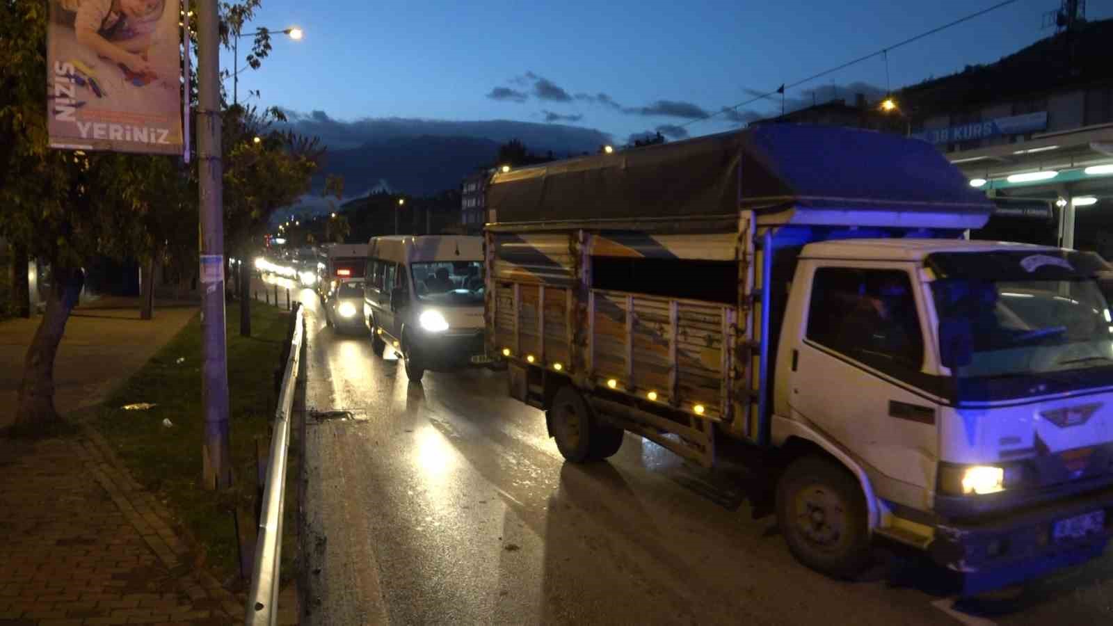 Otomobil Bursaray’ın bariyerine çarptı: 2 yaralı