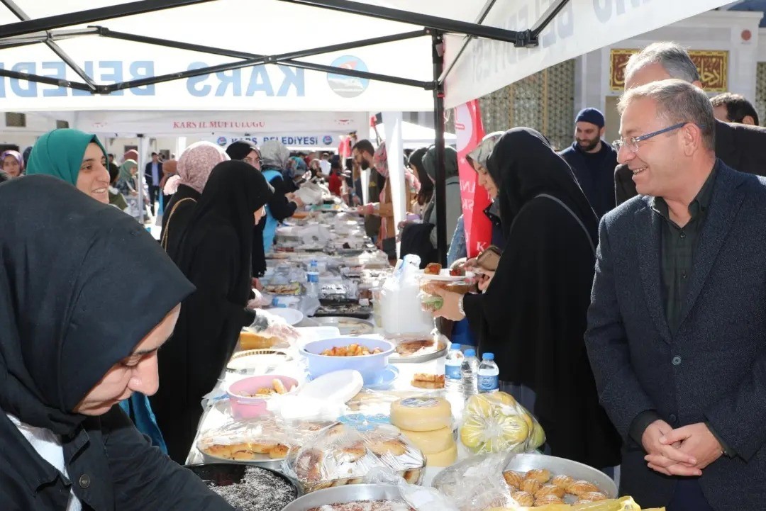 Vali Ziya Polat, hayır çarşısını gezdi