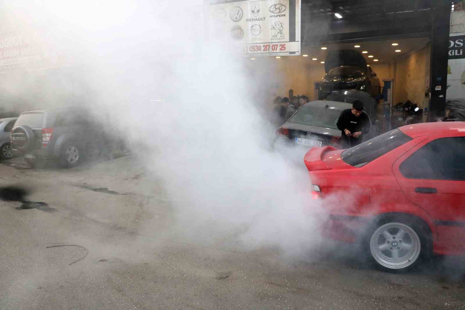 Otomobilinin lastiğini yakmaya &ccedil;alışan gen&ccedil; pist alanı istedi
