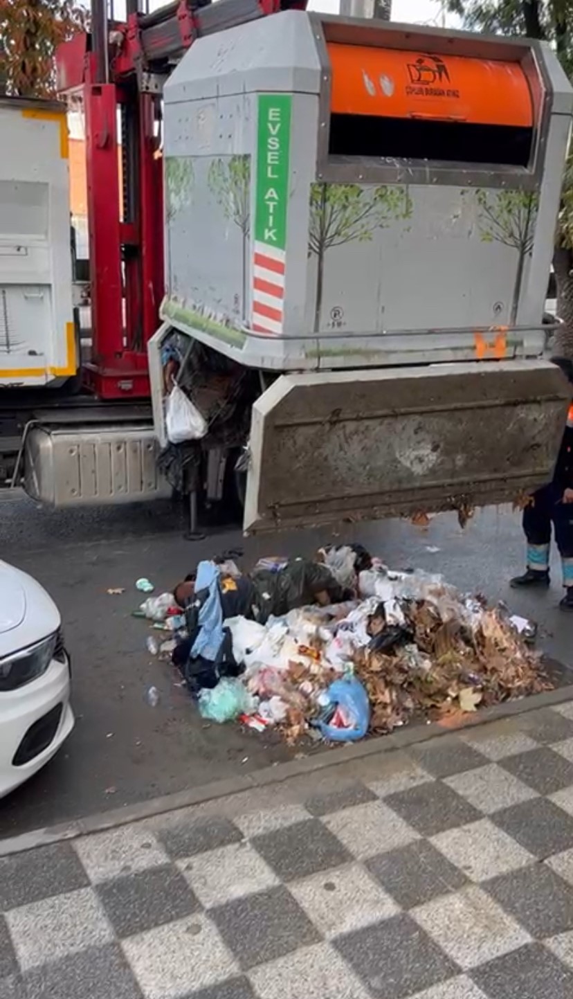 Kadıköy’de bir kişi girdiği çöp konteynerinden 2 gün sonra vinçle çıkarıldı