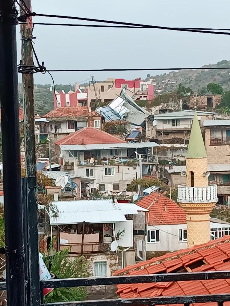 Karpuzlu&rsquo;da etkili olan fırtına &ccedil;atıları u&ccedil;urdu
