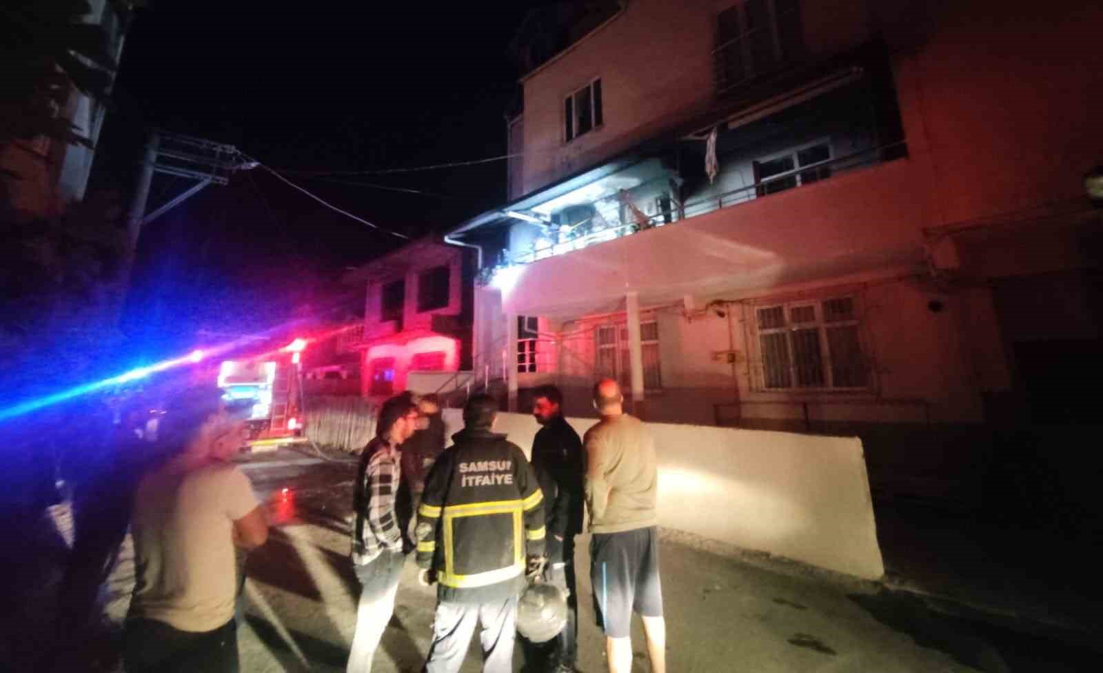 Bafra’da yangın: 4 kişi hastanelik oldu