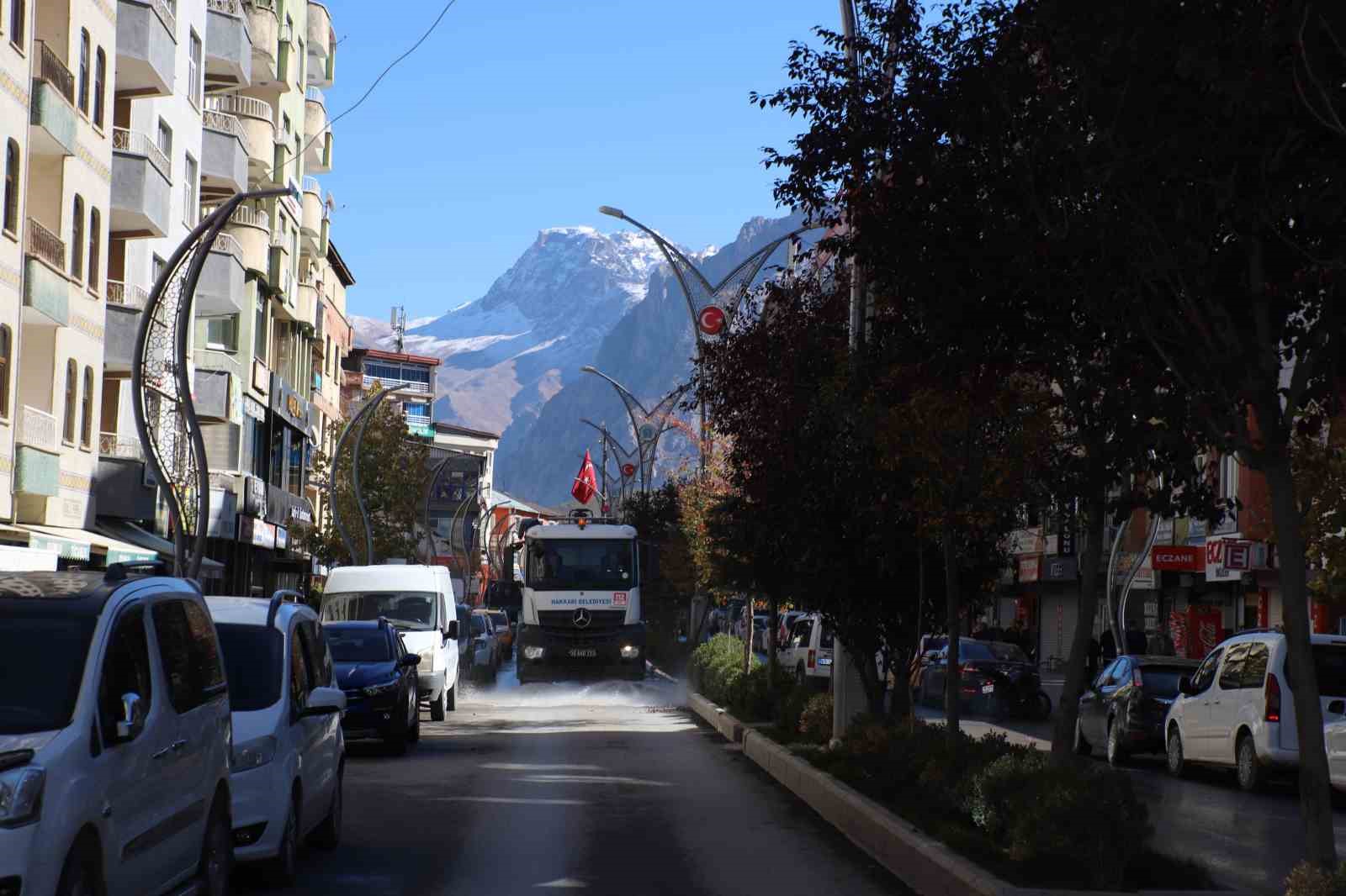 Hakkari’de yağmur sonrası cadde temizliği