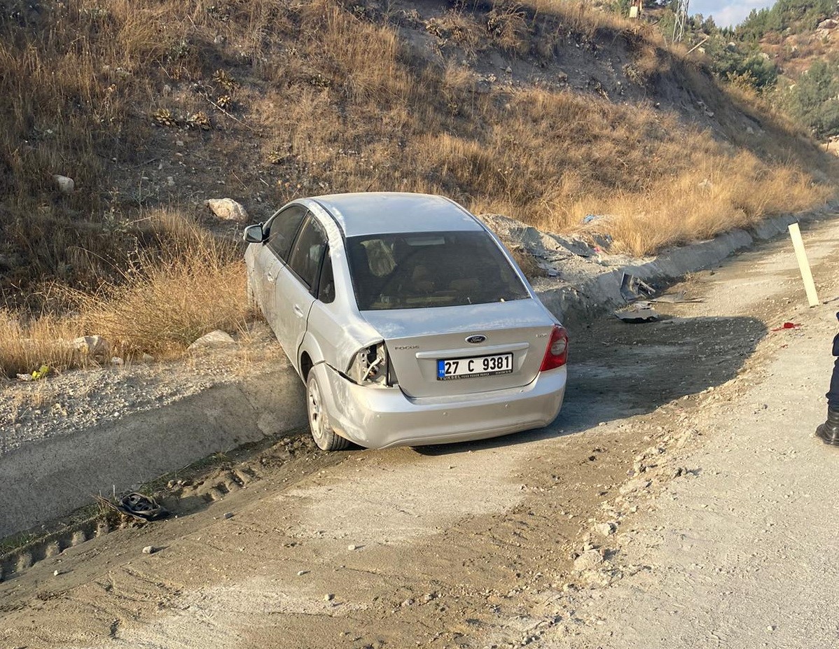 Otomobil menfeze savruldu, sürücü yaralandı